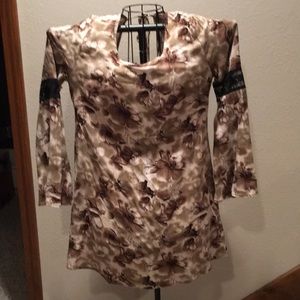 2 hearts Brown floral print top